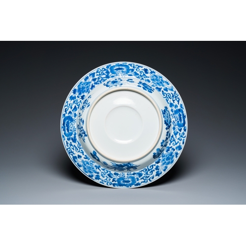 618 - A large Chinese blue and white dish with raised central medallion, KangxiDia.: 40 cm