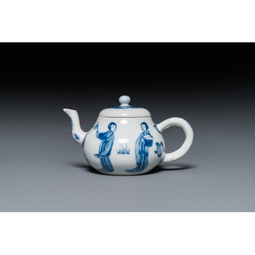 622 - A Chinese blue and white 'Long Eliza' teapot and cover, Chenghua mark, KangxiH.: 7 cm - L.: 12 cm... 