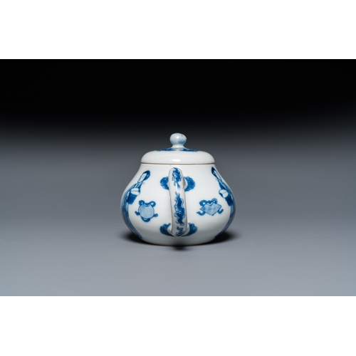 622 - A Chinese blue and white 'Long Eliza' teapot and cover, Chenghua mark, KangxiH.: 7 cm - L.: 12 cm... 