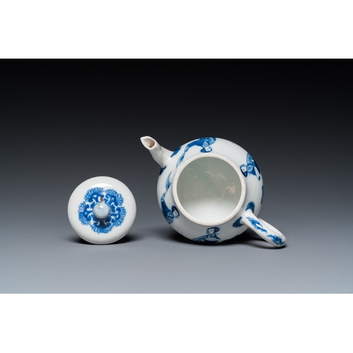 622 - A Chinese blue and white 'Long Eliza' teapot and cover, Chenghua mark, KangxiH.: 7 cm - L.: 12 cm... 