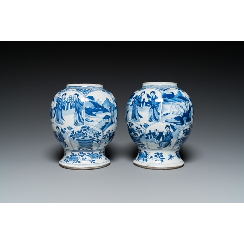 624 - A pair of Chinese blue and white vases, KangxiH.: 28 cm (incl. stand) H.: 22 cm (each vase)... 