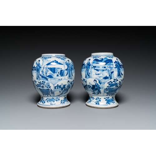 624 - A pair of Chinese blue and white vases, KangxiH.: 28 cm (incl. stand) H.: 22 cm (each vase)... 