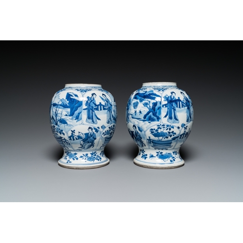 624 - A pair of Chinese blue and white vases, KangxiH.: 28 cm (incl. stand) H.: 22 cm (each vase)... 