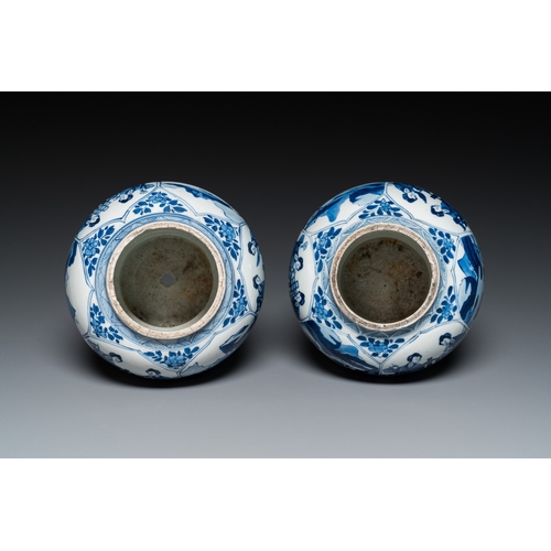 624 - A pair of Chinese blue and white vases, KangxiH.: 28 cm (incl. stand) H.: 22 cm (each vase)... 