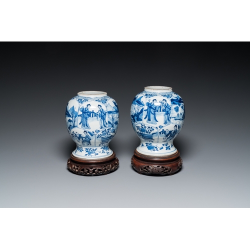 624 - A pair of Chinese blue and white vases, KangxiH.: 28 cm (incl. stand) H.: 22 cm (each vase)... 