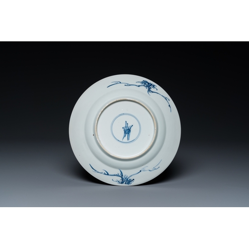 627 - A Chinese blue and white 'Eight horses of Mu Wang' plate, KangxiDia.: 22,5 cm