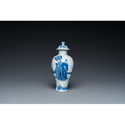 628 - A Chinese blue and white vase and cover, Yu mark, KangxiH.: 18,5 cm (incl. stand)H.: 16,5 cm (the va... 