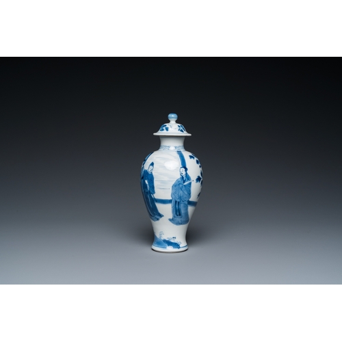 628 - A Chinese blue and white vase and cover, Yu mark, KangxiH.: 18,5 cm (incl. stand)H.: 16,5 cm (the va... 