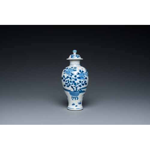 628 - A Chinese blue and white vase and cover, Yu mark, KangxiH.: 18,5 cm (incl. stand)H.: 16,5 cm (the va... 