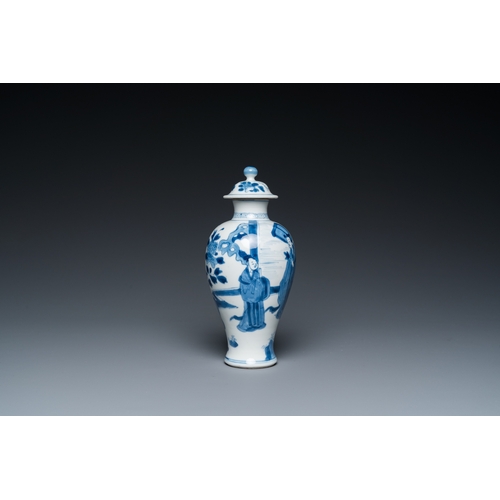 628 - A Chinese blue and white vase and cover, Yu mark, KangxiH.: 18,5 cm (incl. stand)H.: 16,5 cm (the va... 