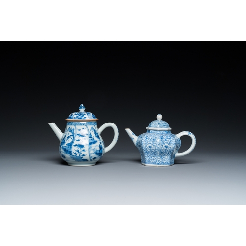 631 - Two Chinese blue and white teapots and covers, KangxiH.: 13 cm - L.: 14,5 cm (the largest)... 