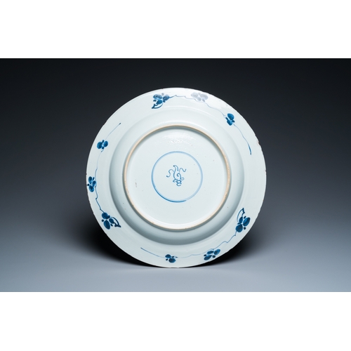 635 - A Chinese Dutch market blue and white armorial dish with the arms of 'Pelgrom', KangxiDia.: 35,5 cm... 