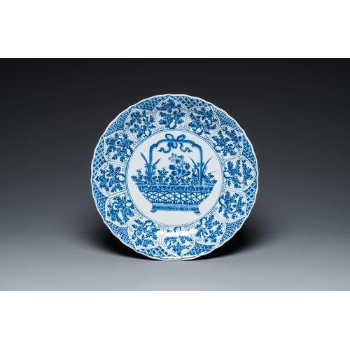 638 - A Chinese blue and white dish and a verte-Imari tureen and cover, KangxiDia.: 35 cm (the dish)L.: 30... 