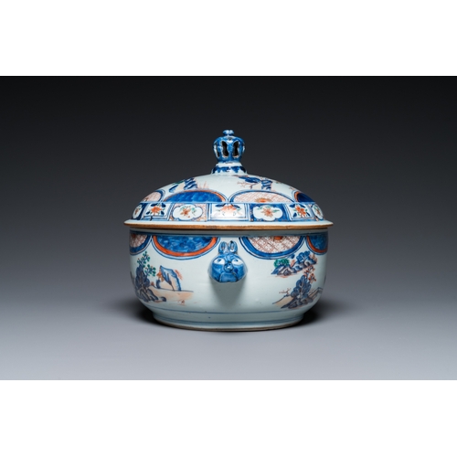 638 - A Chinese blue and white dish and a verte-Imari tureen and cover, KangxiDia.: 35 cm (the dish)L.: 30... 