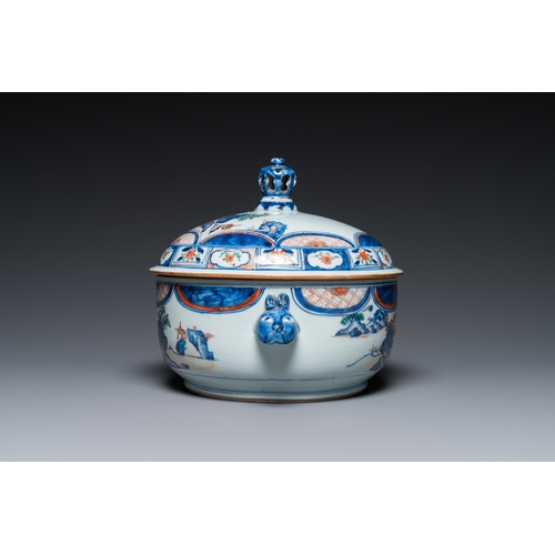 638 - A Chinese blue and white dish and a verte-Imari tureen and cover, KangxiDia.: 35 cm (the dish)L.: 30... 