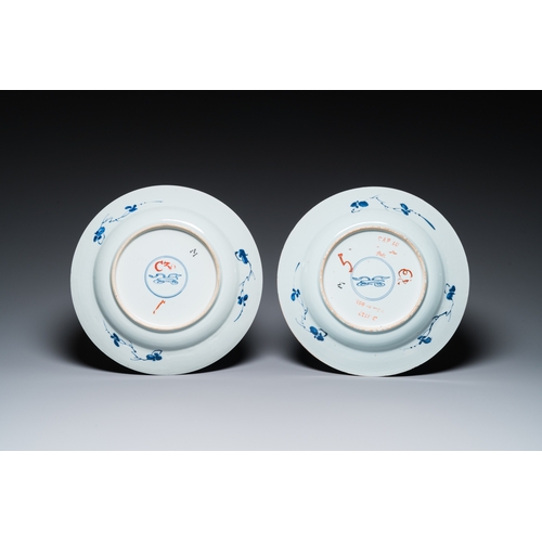 639 - A pair of Chinese blue and white 'mountainous landscape' dishes, KangxiDia.: 35,5 cm