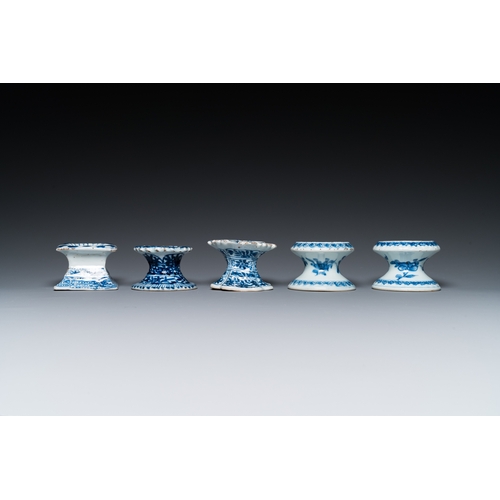 643 - Five Chinese blue and white salts, KangxiL.: 8,5 cm - H.: 6 cm (the largest)