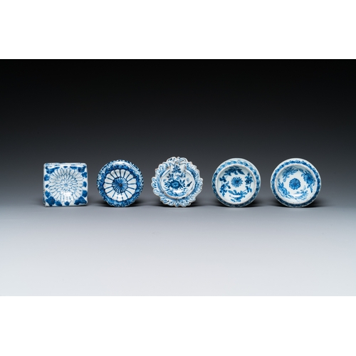 643 - Five Chinese blue and white salts, KangxiL.: 8,5 cm - H.: 6 cm (the largest)