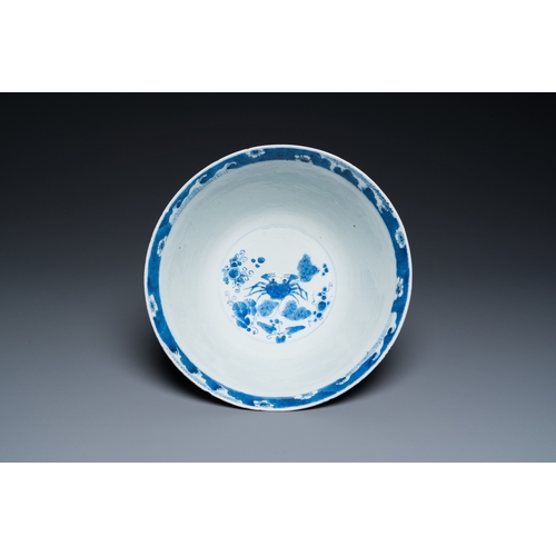 646 - A Chinese blue, white and copper-red 'carps' bowl, KangxiDia.: 25 cm - H.: 13 cm