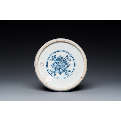 647 - A Chinese blue and white ink stone, KangxiDia.: 15,5 cm - H.: 3 cm