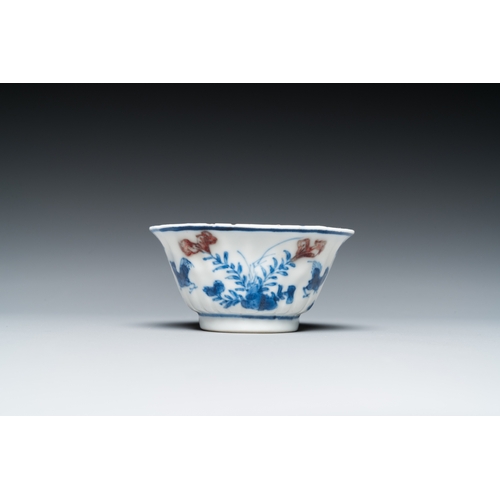 652 - A Chinese blue, white and copper-red cup and saucer, KangxiDia.: 12 cm (the saucer) Dia.: 7,5 cm - H... 