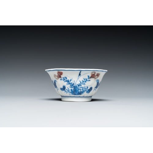 652 - A Chinese blue, white and copper-red cup and saucer, KangxiDia.: 12 cm (the saucer) Dia.: 7,5 cm - H... 