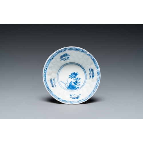 652 - A Chinese blue, white and copper-red cup and saucer, KangxiDia.: 12 cm (the saucer) Dia.: 7,5 cm - H... 