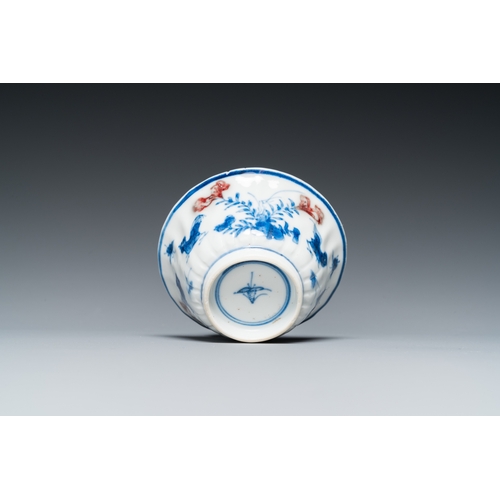 652 - A Chinese blue, white and copper-red cup and saucer, KangxiDia.: 12 cm (the saucer) Dia.: 7,5 cm - H... 