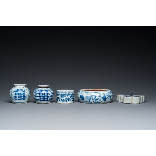 657 - Five Chinese blue and white porcelain wares, Kangxi and laterDia.: 15 cm - H.: 5 cm (the ink stone)D... 