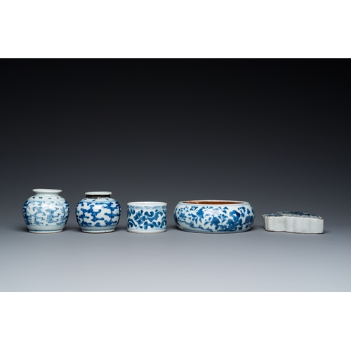 657 - Five Chinese blue and white porcelain wares, Kangxi and laterDia.: 15 cm - H.: 5 cm (the ink stone)D... 