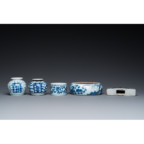 657 - Five Chinese blue and white porcelain wares, Kangxi and laterDia.: 15 cm - H.: 5 cm (the ink stone)D... 