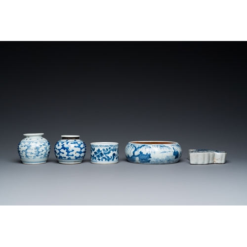 657 - Five Chinese blue and white porcelain wares, Kangxi and laterDia.: 15 cm - H.: 5 cm (the ink stone)D... 