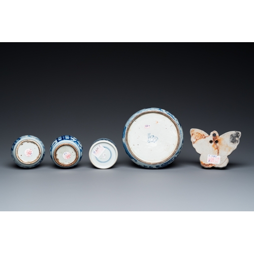 657 - Five Chinese blue and white porcelain wares, Kangxi and laterDia.: 15 cm - H.: 5 cm (the ink stone)D... 