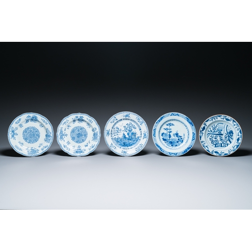 659 - 23 Chinese blue, white and Imari-style plates, Kangxi/QianlongDia.: 23,5 cm (the largest)... 