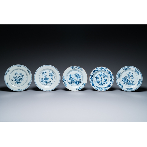 659 - 23 Chinese blue, white and Imari-style plates, Kangxi/QianlongDia.: 23,5 cm (the largest)... 