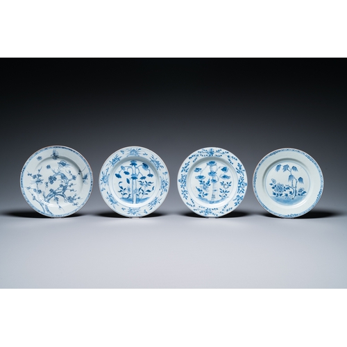 659 - 23 Chinese blue, white and Imari-style plates, Kangxi/QianlongDia.: 23,5 cm (the largest)... 