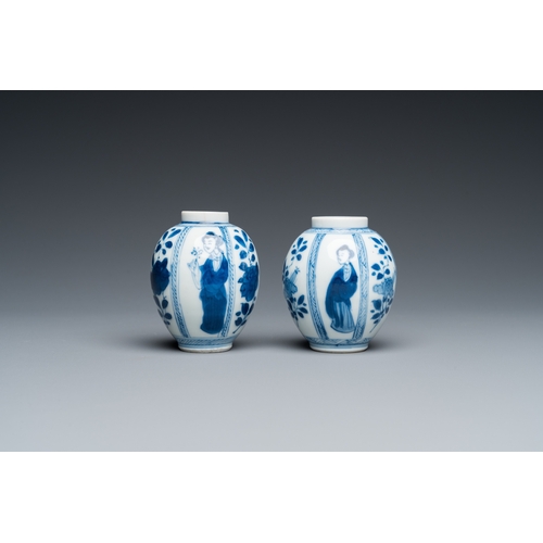 661 - A pair of Chinese blue and white small vases with ladies, KangxiH.: 7,5 cm
 
 Condition: (UV-checked... 