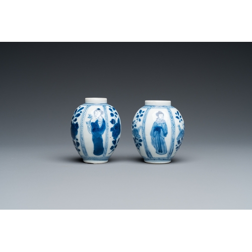 661 - A pair of Chinese blue and white small vases with ladies, KangxiH.: 7,5 cm
 
 Condition: (UV-checked... 