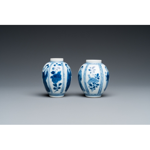 661 - A pair of Chinese blue and white small vases with ladies, KangxiH.: 7,5 cm
 
 Condition: (UV-checked... 