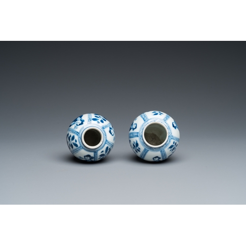 661 - A pair of Chinese blue and white small vases with ladies, KangxiH.: 7,5 cm
 
 Condition: (UV-checked... 