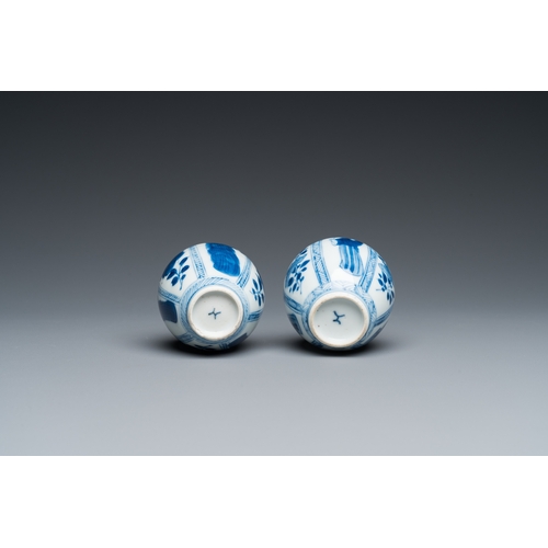 661 - A pair of Chinese blue and white small vases with ladies, KangxiH.: 7,5 cm
 
 Condition: (UV-checked... 