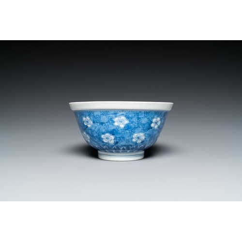 663 - A Chinese blue and white 'prunus on cracked ice' bowl, Chenghua mark, KangxiDia.: 15,5 cm - H.: 8 cm... 