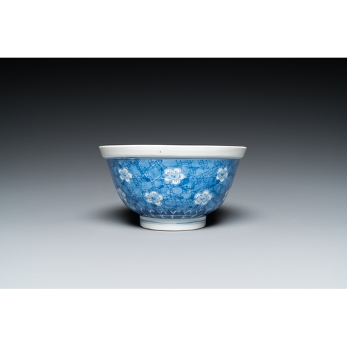 663 - A Chinese blue and white 'prunus on cracked ice' bowl, Chenghua mark, KangxiDia.: 15,5 cm - H.: 8 cm... 