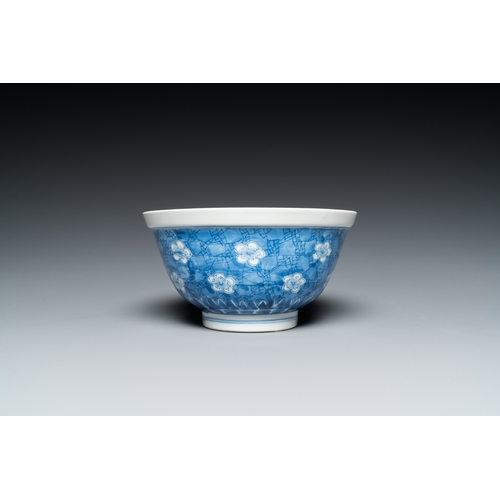 663 - A Chinese blue and white 'prunus on cracked ice' bowl, Chenghua mark, KangxiDia.: 15,5 cm - H.: 8 cm... 