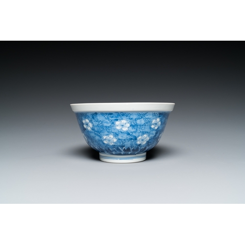 663 - A Chinese blue and white 'prunus on cracked ice' bowl, Chenghua mark, KangxiDia.: 15,5 cm - H.: 8 cm... 