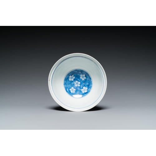 663 - A Chinese blue and white 'prunus on cracked ice' bowl, Chenghua mark, KangxiDia.: 15,5 cm - H.: 8 cm... 