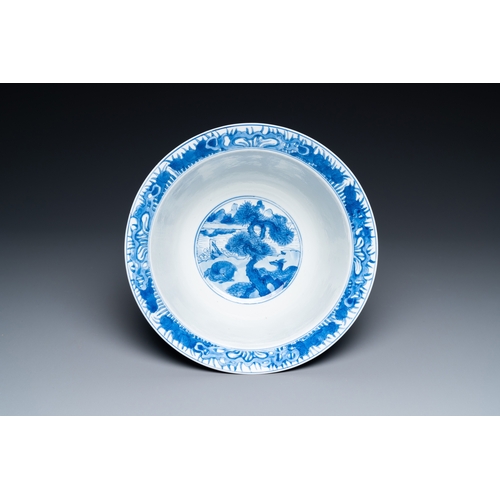 664 - A Chinese blue and white 'klapmuts' bowl, Kangxi mark and of the periodDia.: 20,5 cm - H.: 10 cm
 
 ... 