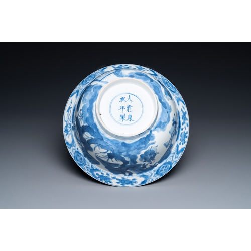 664 - A Chinese blue and white 'klapmuts' bowl, Kangxi mark and of the periodDia.: 20,5 cm - H.: 10 cm
 
 ... 