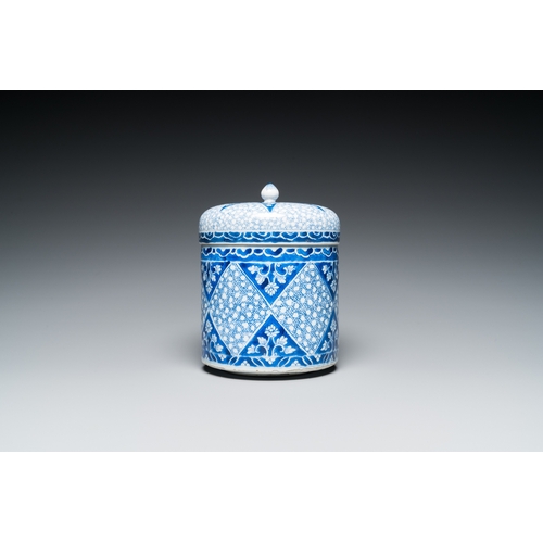 671 - A Chinese blue and white covered jar, KangxiH.: 18,5 cm - Dia.: 14 cm