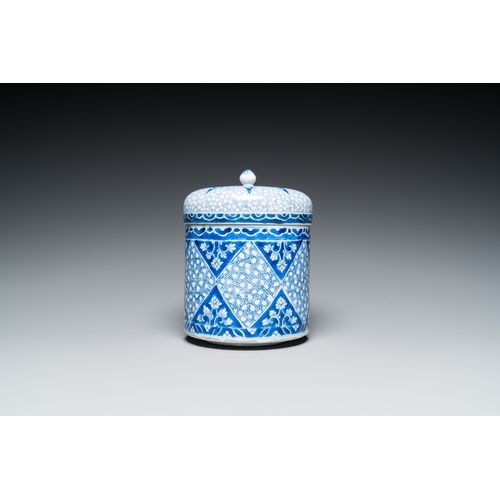 671 - A Chinese blue and white covered jar, KangxiH.: 18,5 cm - Dia.: 14 cm